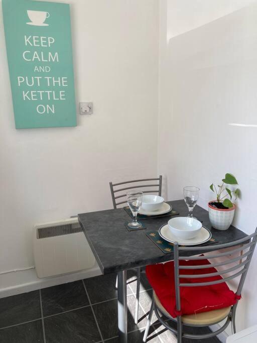 Comfy 1 Bedroom Flat With Free Parking Glasgow Exterior photo