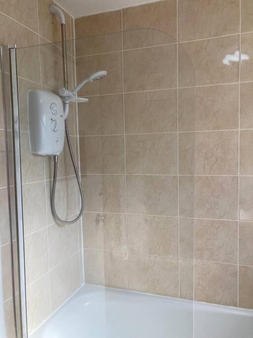 Comfy 1 Bedroom Flat With Free Parking Glasgow Exterior photo