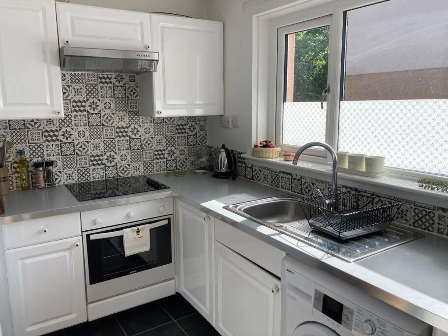 Comfy 1 Bedroom Flat With Free Parking Glasgow Exterior photo